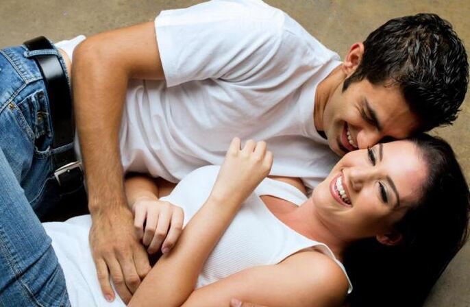 Ein Mann wird erregt, wenn er ein Mädchen berührt