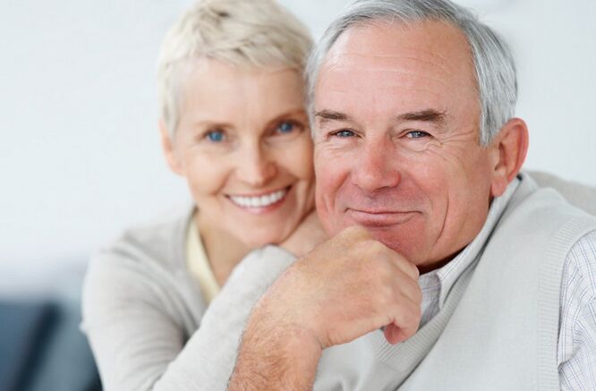 Frau und Mann über 60 Jahre alt mit erhöhter Potenz Foto 2