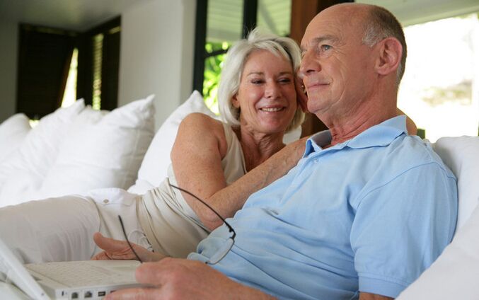 Frau und Mann über 60 Jahre mit erhöhter Potenz Foto 3